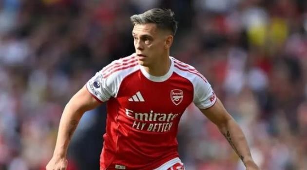 Leandro Trossard ký mới những không gia hạn hợp đồng với Arsenal.