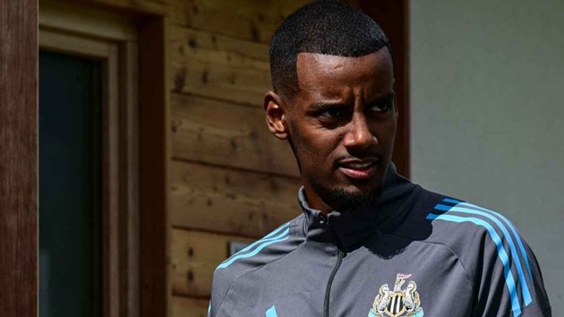 Isak vẫn lánh mặt ban lãnh đạo và các đồng đội tại Newcastle.
