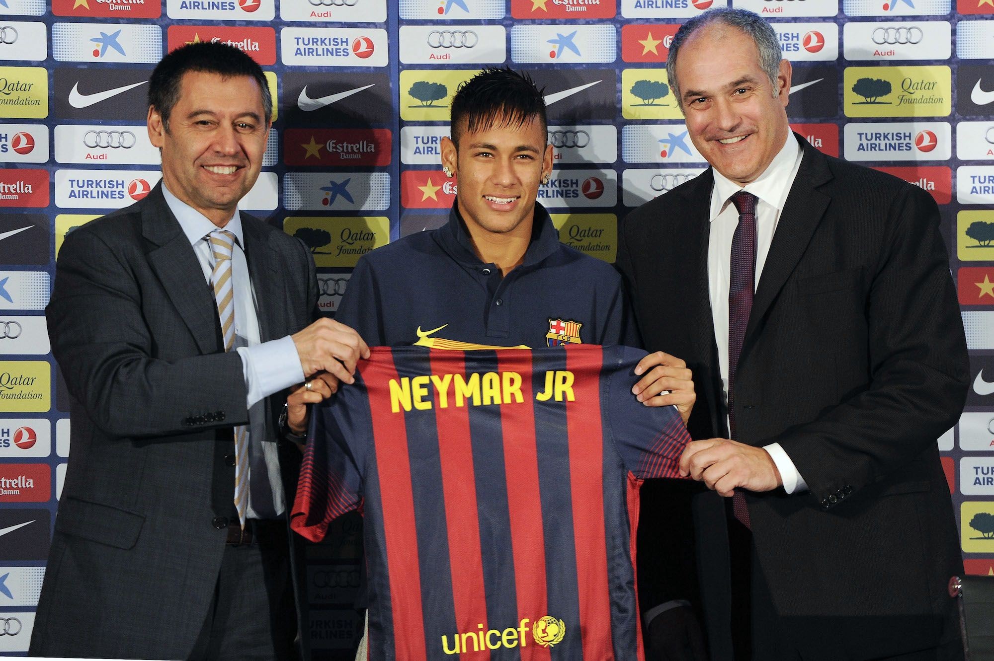 Thương vụ Neymar đến Barca có dấu hiệu mập mờ về tài chính