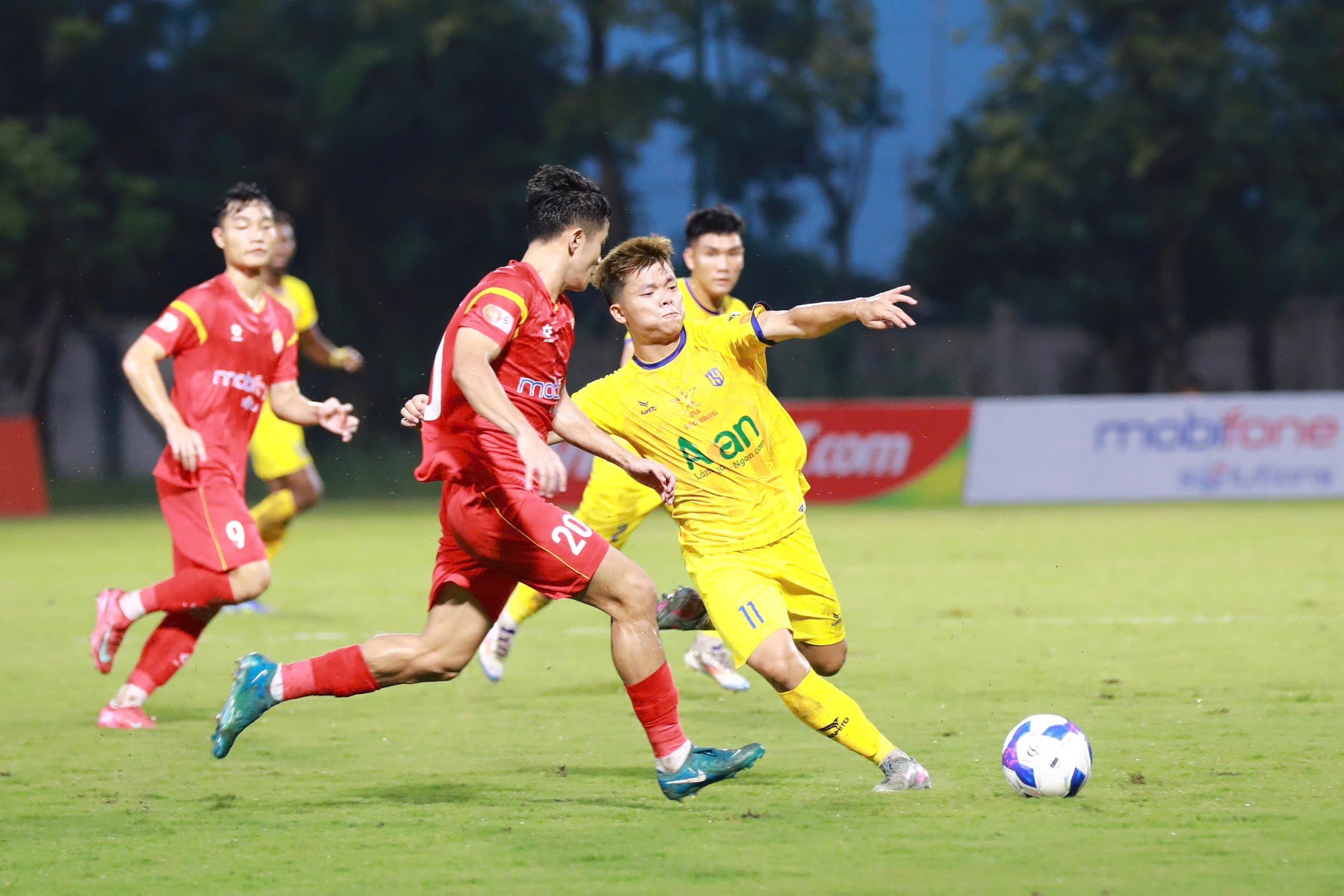 SLNA thường phải chật vật đua trụ hạng ở những mùa gần đây. Ảnh: SLNA FC.