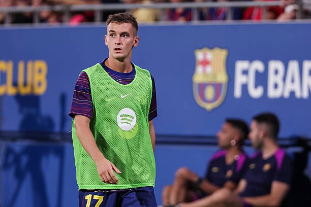 Casado đang đứng trước cánh cửa rời Camp Nou. 
