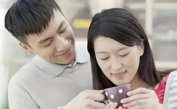 Sự dịu dàng và chu đáo ở một người phụ nữ giống như làn gió xuân, mang đến cảm giác ấm áp và bình yên cho người đàn ông bên cạnh. 