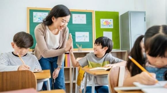 Trong kỳ nghỉ hè, cậu cháu trai từ quê lên thành phố xin đi làm thêm.