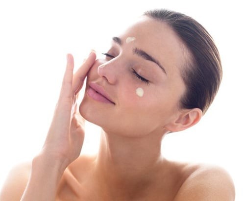Khi dùng vitamin C buổi sáng, bạn cần kết hợp chống nắng cẩn thận.