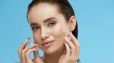Trong lúc rửa, bạn nên massage nhẹ để kích thích tuần hoàn máu, giúp da hồng hào và căng mịn hơn.