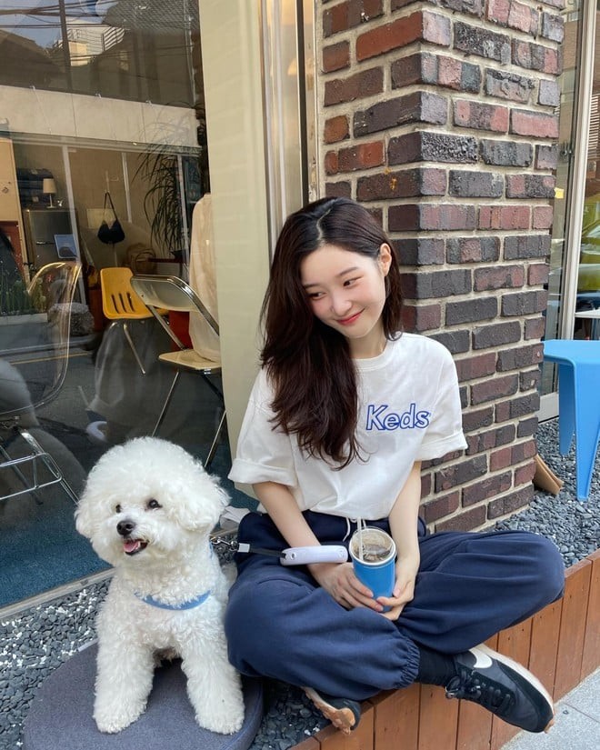 Với Jung Chae Yeon, item này không hề nhàm chán mà ngược lại, luôn được làm mới bằng những phiên bản in chữ hay họa tiết