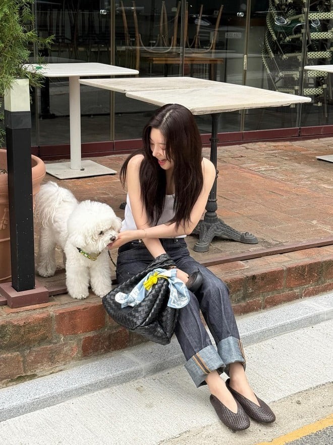 Một trong những bí quyết mặc đẹp của Jung Chae Yeon là tận dụng các kiểu áo trắng.