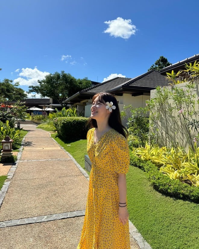 Dù phong cách đời thường thiên về sự thoải mái, Jung Chae Yeon vẫn thường xuyên diện váy dài để tôn lên vẻ nữ tính.