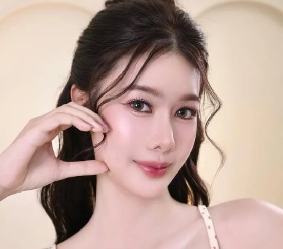 Nâu trà đen mang sắc độ trầm, gần giống màu đen thuần nhưng lại có ánh nâu ấm ẩn hiện dưới ánh sáng
