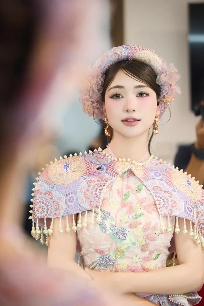 Mới đây, trợ lý của Hòa Minzy chia sẻ hình ảnh nữ ca sĩ miệt mài trong phòng thu vào lúc đêm muộn.