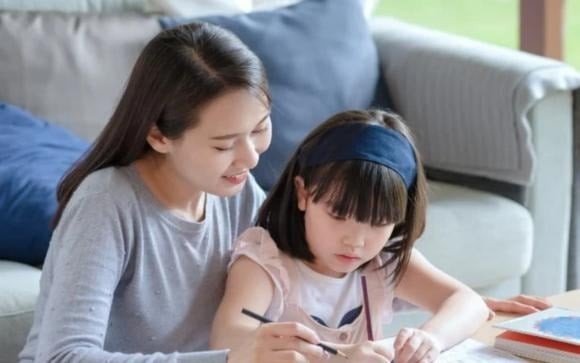 Một trong những sai lầm lớn nhất của cha mẹ là thờ ơ, bỏ mặc con cái, để con tự học, tự lớn theo kiểu “trời sinh voi, sinh cỏ”.