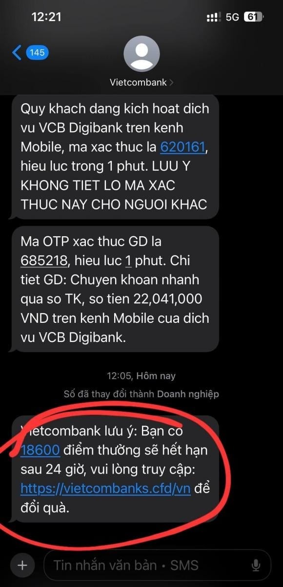Cụ thể, kẻ gian gửi SMS giả danh Vietcombank với nội dung khuyến khích đổi điểm thưởng lấy quà.