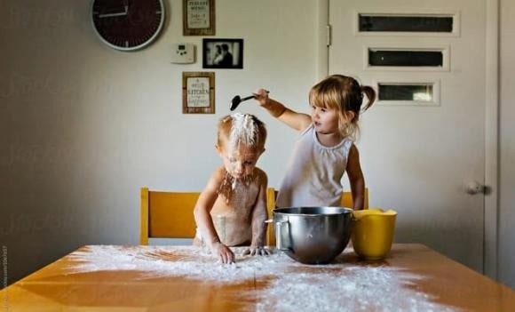 Nhiều gia đình thường lo lắng khi con liên tục “phá nhà”: lọ kem dưỡng có thể bị đổ vào chậu cây, chiếc xe điều khiển bị tháo rời từng bộ phận…