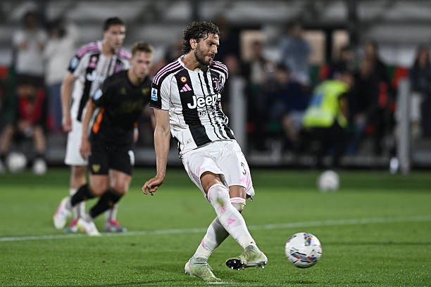 Locatelli sẽ tiếp tục chiến đấu cho Juventus. 
