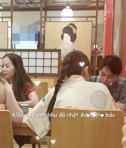 Mẹ của Bích Phương cũng xuất hiện trong khung hình
