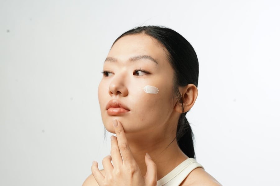 Sáp ong thường được ứng dụng nhiều trong mỹ phẩm nhờ khả năng dưỡng ẩm, làm mềm da và chống lão hóa.