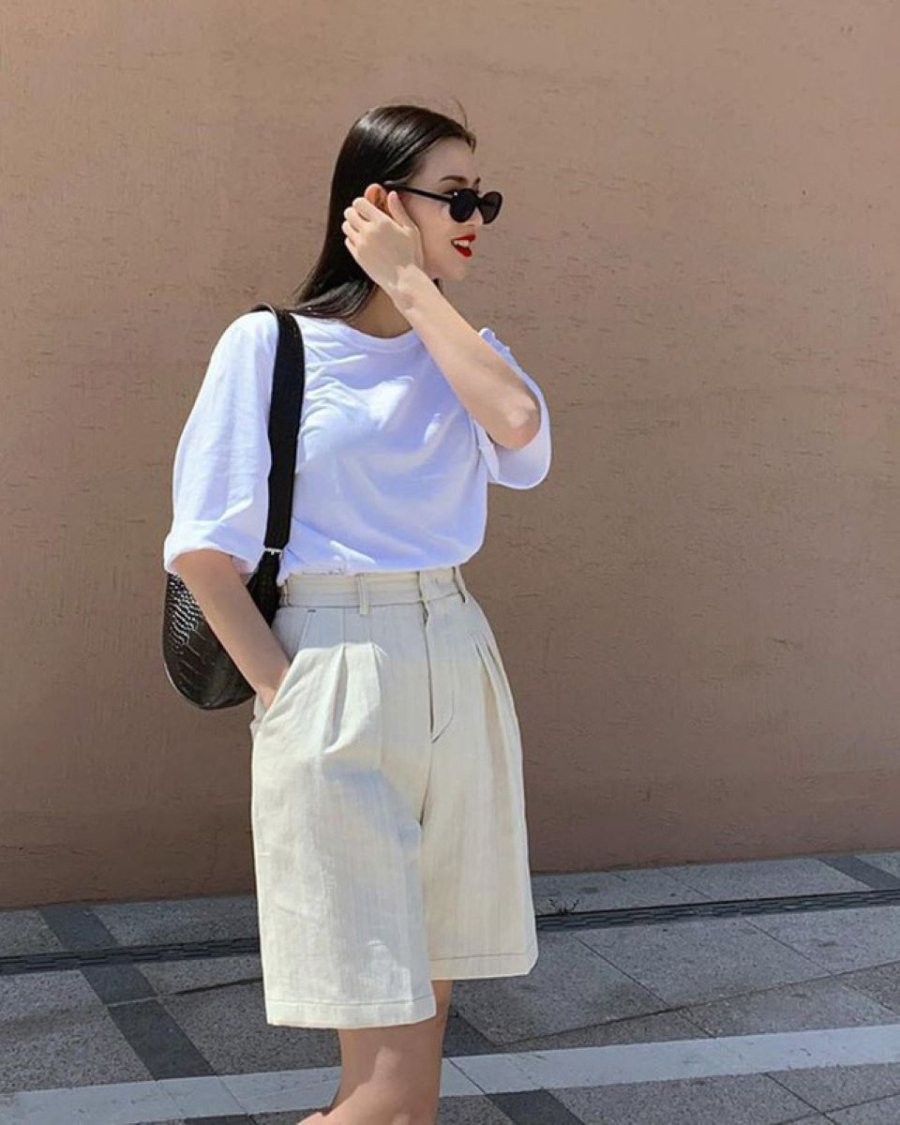 Quần short đứng dáng, có đường ly giữa hoàn toàn phù hợp với chốn công sở vì vừa thanh lịch vừa kín đáo.