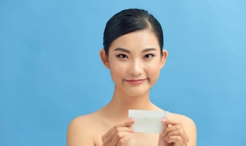 Giấy thấm dầu không chỉ có tác dụng hút sạch nhờn, mà còn được nhiều tín đồ làm đẹp tận dụng làm đẹp