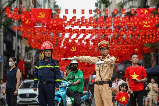 Lực lượng công an, cảnh sát giao thông, cứu hỏa phối hợp giữ gìn an ninh – trật tự, đảm bảo giao thông thông suốt trong những ngày Hà Nội diễn ra luyện tập A80.