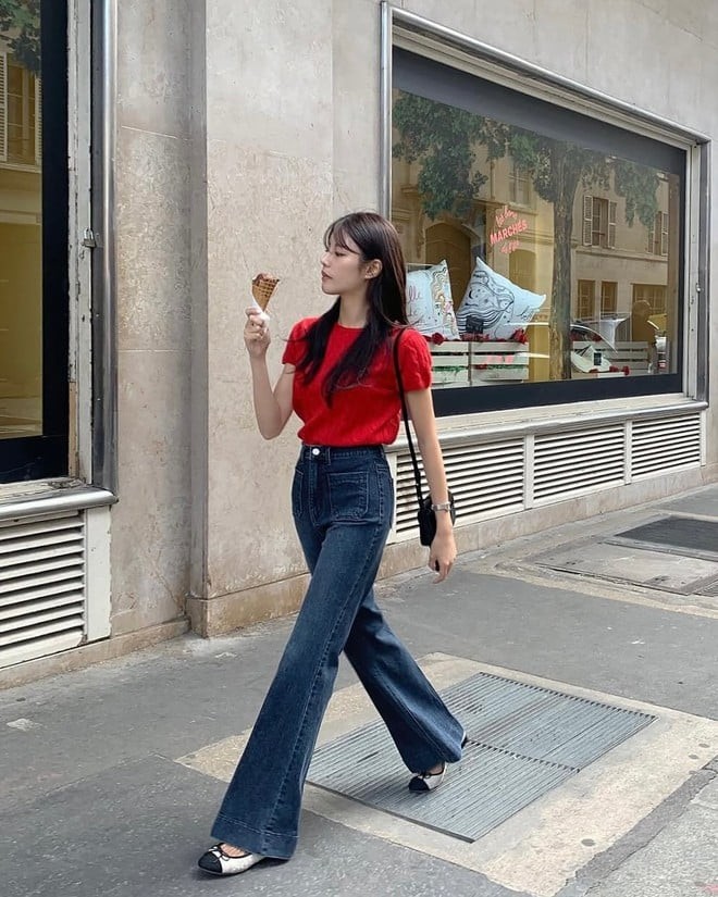 Sự tương phản vừa phải giữa sắc áo rực rỡ và sắc xanh denim tạo nên tổng thể hài hòa mà vẫn bắt mắt.