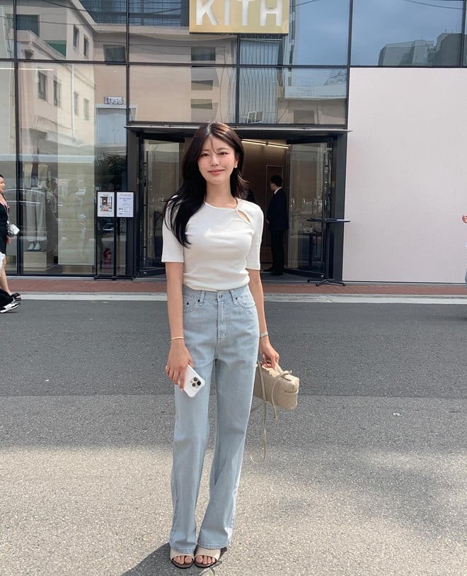 Khi mix cùng quần jeans ống suông vừa phải hoặc ống vẩy, bạn sẽ có ngay set đồ gọn gàng và duyên dáng.