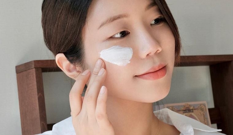 Kem chống nắng là “vũ khí” bảo vệ da số một trong mùa Hè, nhưng không phải ai cũng sử dụng đúng.