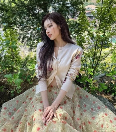 Khi đến mùa du lịch, những chiếc váy maxi vàng chất liệu nhẹ như voan hay lụa lại trở thành lựa chọn lý tưởng. 