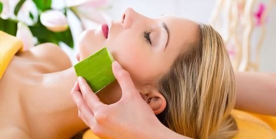 Điểm cuốn hút của nha đam nằm ở lớp gel trong suốt dưới lớp vỏ xanh.