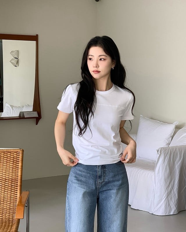 Một đôi khuyên tai nhỏ xinh hay vòng cổ mảnh mai sẽ là điểm nhấn hoàn hảo để tổng thể thêm phần cuốn hút.