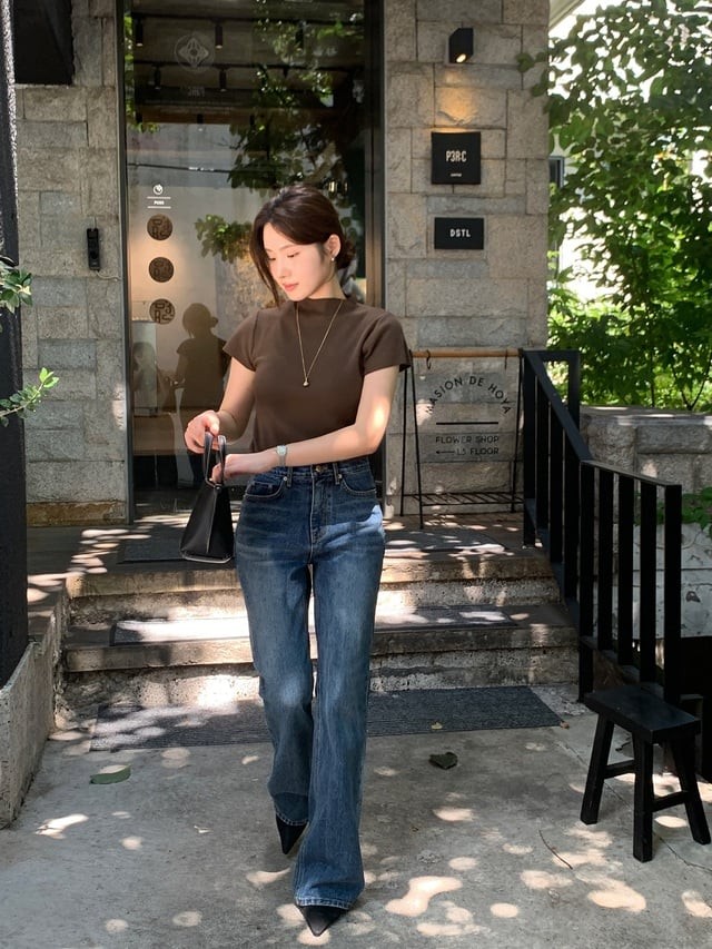Áo thun cổ 3 phân màu nâu phối cùng jeans ống loe sẽ mang đến sự cân bằng