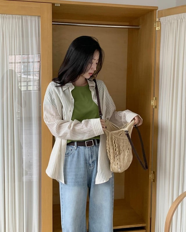 Một chiếc thắt lưng da nâu sẽ giúp tổng thể thêm gọn gàng, tôn dáng.