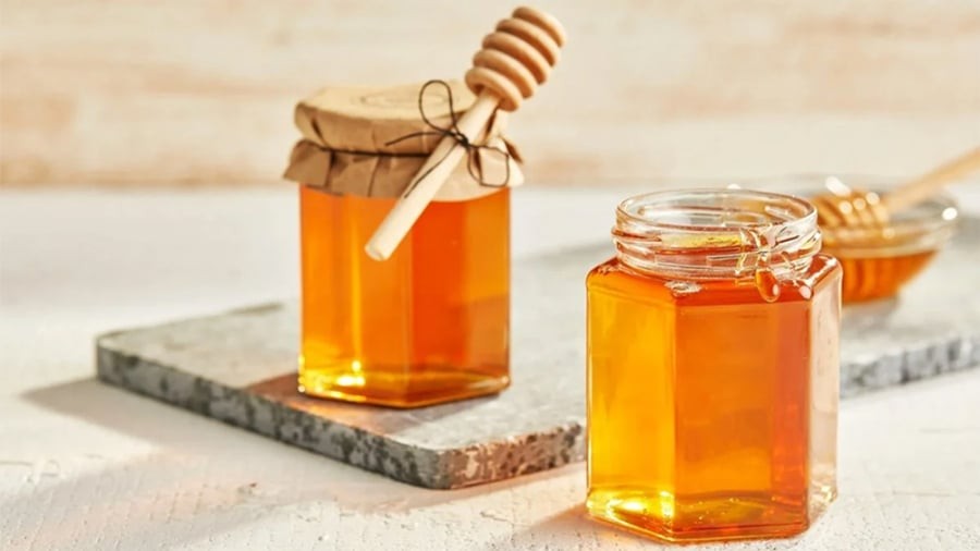 Mật ong nguyên chất không chỉ dưỡng ẩm tốt mà còn có khả năng kháng khuẩn tự nhiên