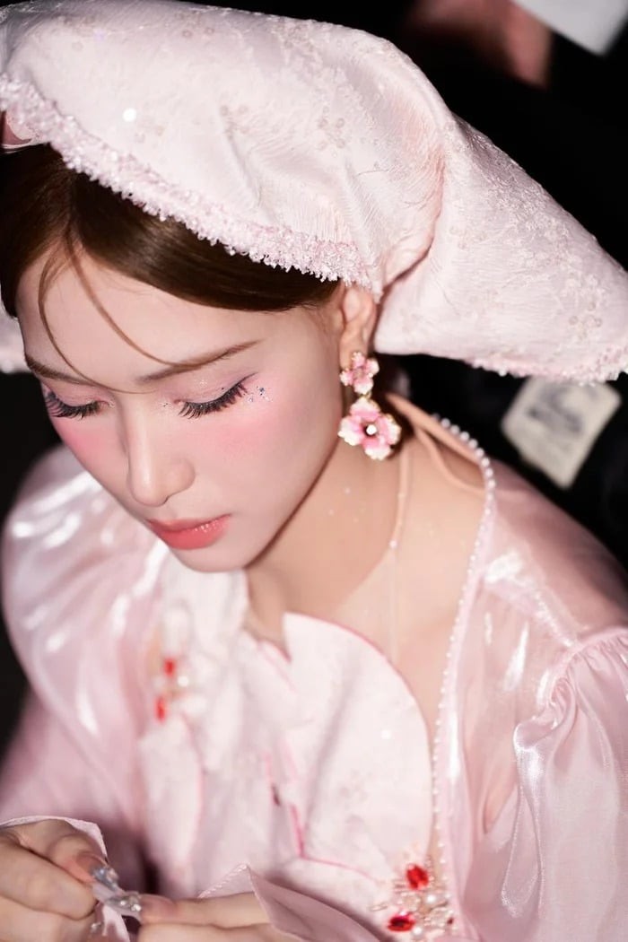 Trên trang cá nhân, Hòa Minzy vừa thông báo tin buồn khi ông nội qua đời.