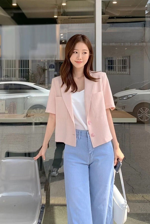 Blazer vốn được xem là item biểu tượng của sự thanh lịch, nhưng để tạo cảm giác trẻ trung hơn