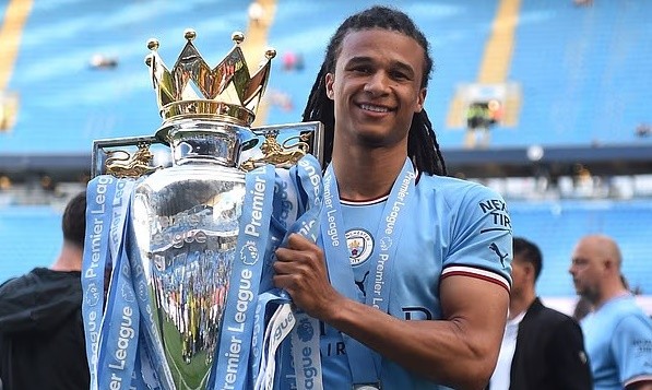 Ake đang lọt vào tầm ngắm của Everton. 