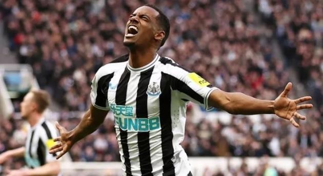 Isak đang gây rối loạn ở Newcastle.