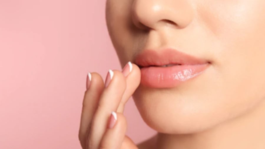 Không chỉ là nguyên liệu quen thuộc trong bếp, dầu olive còn là “người bạn” của đôi môi