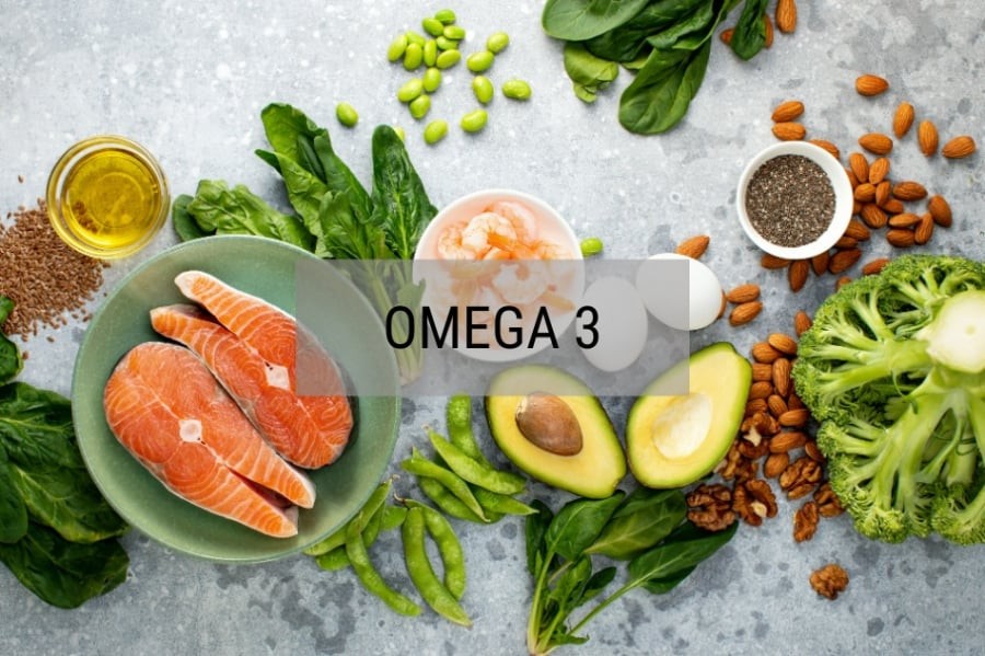Cá hồi, cá trích, hạt óc chó và hạt lanh chứa nhiều omega-3, có tác dụng giảm mẩn đỏ, làm dịu da, ngăn ngừa mụn viêm.

