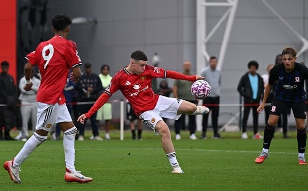 Kai Rooney đã có bàn thắng đầu tiên cho đội u18.