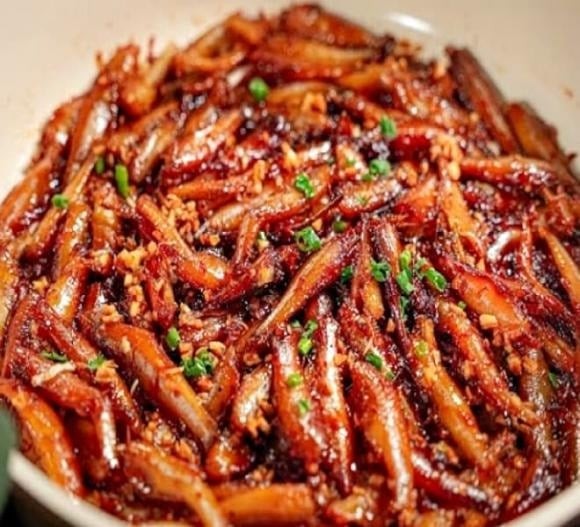 Cá cơm chứa nhiều omega-3 và selenium – hai dưỡng chất vàng giúp giảm nguy cơ bệnh tim.