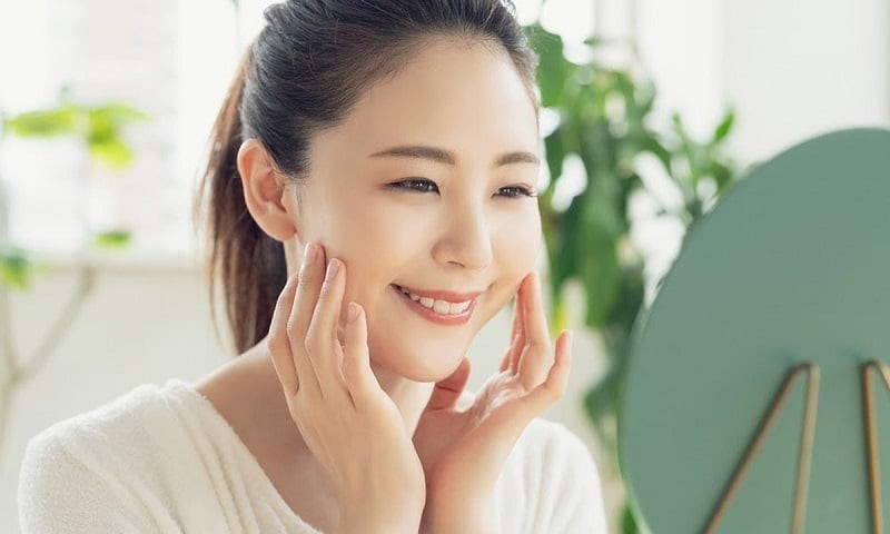 Ánh nắng mặt trời, đặc biệt là tia UV, là “kẻ thù số một” của collagen.
