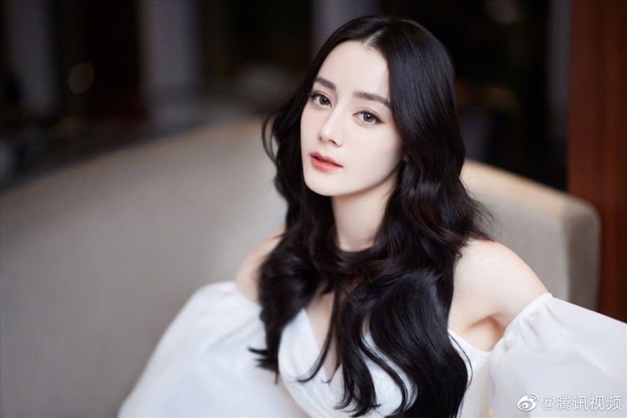 Nhiệt Ba luôn dành thời gian để loại bỏ lớp trang điểm, kem chống nắng và bụi bẩn bằng hai bước