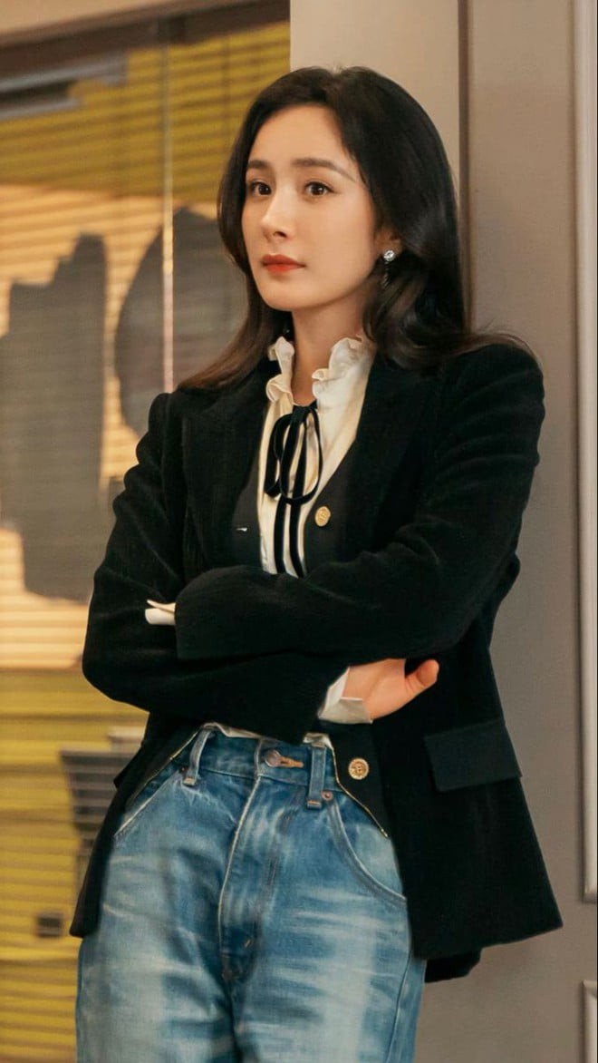 Ngoài blazer và vest, quần jeans cũng là item gắn liền với hình ảnh Dương Mịch.