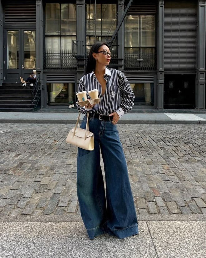 Hoàn thiện với mule gót thấp, cả outfit vừa thời thượng vừa thoải mái.