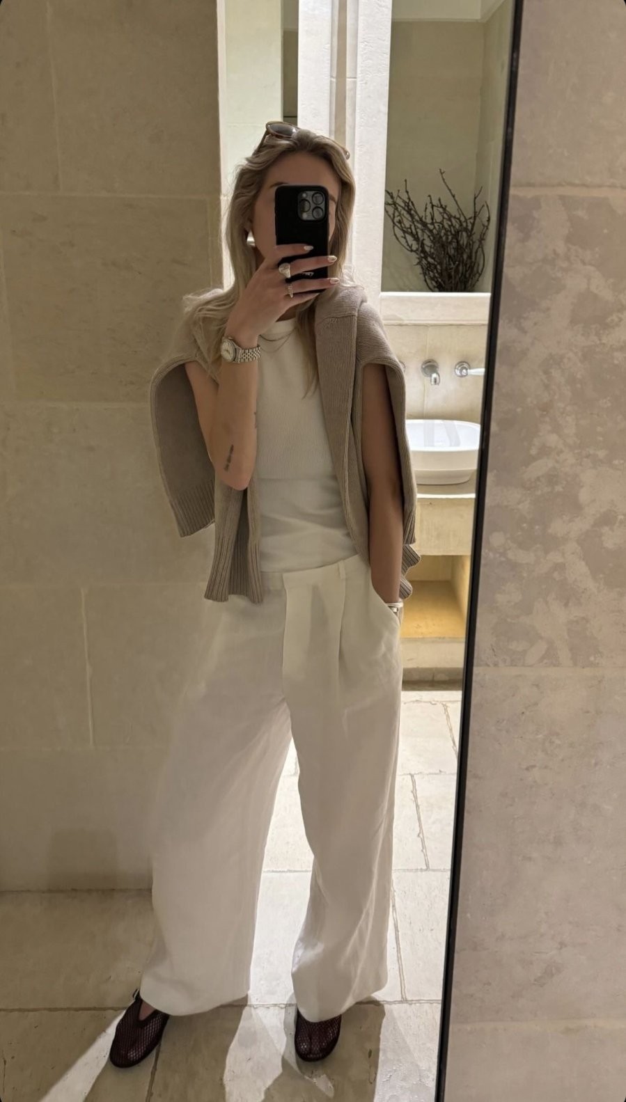 Chỉ cần khoác nhẹ cardigan pastel bên ngoài áo phông hoặc blouse