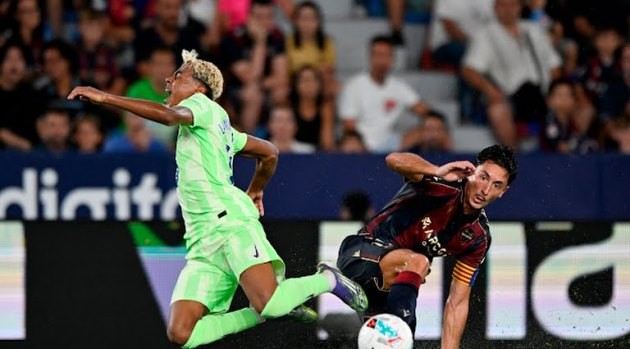 Barcelona gặp khó khăn trên sân Levante.