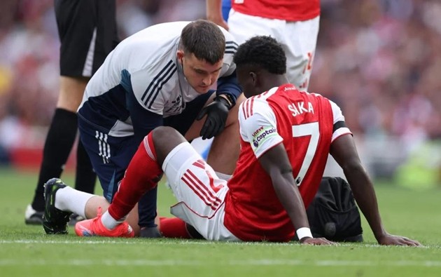 Bukayo Saka rời sân giữa chừng ở trận đấu với Leeds United.