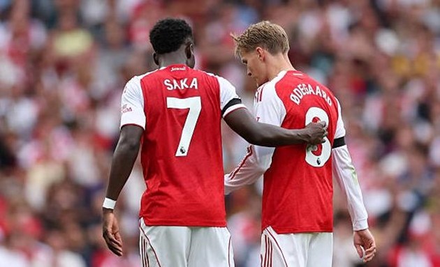Chấn thương của Martin Odegaard và Bukayo Saka khiến Arsenal lo lắng.