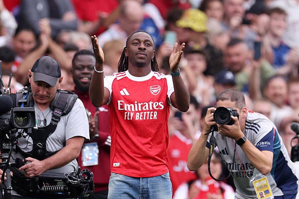 Tottenham mất Eze vào tay Arsenal.