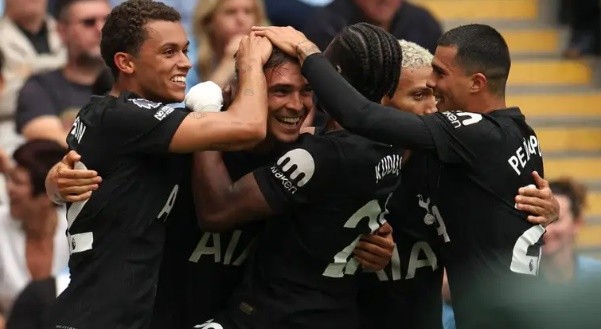 Tottenham toàn thắng trong cả 2 vòng đấu đầu tiên Ngoại hạng Anh.